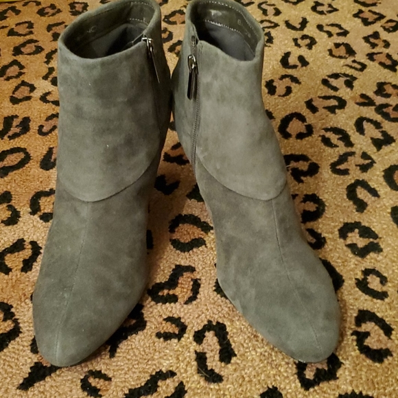 Bandolino Grey Seude booties - Picture 2 of 4